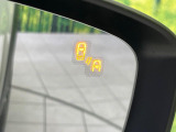【ブラインドスポットモニタリング】走行中、ドアミラーの死角になりやすい箇所に後続車が接近するとサイドミラー付近に警告を表示、ドライバーに注意喚起をしてくれます。