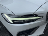 【LEDヘッドライト】ハイビームを先行車や対向車にあてず、その両サイドではハイビーム照射を維持。見える範囲が段違いに広くなりました。北欧神話に登場するトールハンマーをモチーフにデザイン。