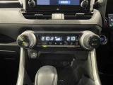 【オートエアコン】一度お好みの温度に設定すれば、車内の温度を検知し風量や温度を自動で調整。暑い&hellip;寒い&hellip;と何度もスイッチ操作をする必要はありません。快適な車内空間には必須の機能ですね♪