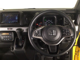 【ハンドル】運転にかかわる様々な操作を安全に行えるように視点移動が少なく操作性に配慮されたスイッチ類が凝縮されたコックピットです。