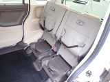 ◆チップアップ&ダイブダウン機構付【ULTR SEAT】は後席座面を左右分割で跳ね上げることができます。トランクで積載できない背の高い荷物をラクラク収納できます。ホンダ車ならではの人気装備です。