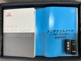 スマートキーは鍵をバッグに入れたままでもドアロックの開閉やエンジンのON・OFFができます。夜間や雨の日も鍵を探さなくて良いので便利です。