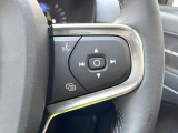 【ステアリングスイッチ】運転中、前方から目線をそらさずにオーディオ等の操作ができるよう、適切に配置されたスイッチ類。安心&快適なドライブを演出してくれる便利な機能です。