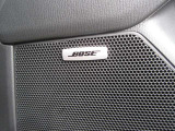 BOSEサウンドシステムを搭載。「良い音を出す」ではなく、その車種のごとに特徴を計算(車種専用設計)し、「反響音」を作り出すことによってどの座席でも自分中心で音が聴こえ、「心地よい空間」を作り出します。