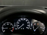 【アクティブ・ドライビング・ディスプレイ】フロントガラスにルートや車速などの情報を表示し、ドライバーの視線移動と、焦点調整の 時間をさらに短縮する事で、わき見のリスクを低減し ます。