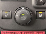マニュアルエアコンが装備されております。
