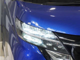 【LEDヘッドライト】省電力で、明るく遠くまで照らし、夜道や雨天などの走行の際、安心感を高めます。オートライト機構で周囲の明るさを感知し、自動で点灯、消灯します。