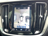 【360&deg;ビューカメラ】4台の高解像度カメラで360度の鳥瞰図を表示。隣の車や壁、死角にある障害物などを画面で確認できるため、狭いスペースでの駐車・出入りも安心です。