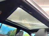 【ガラスルーフ】ガラスルーフ搭載で車内の解放感が一気にアップ!開放的なドライブをお楽しみいただけます。