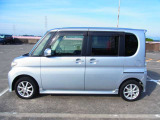 左側はスライドドアなので狭い駐車場でも乗り降り安心です☆