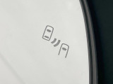 【ブラインドスポットモニター】走行中、ドアミラーの死角になりやすい箇所に後続車が接近するとサイドミラーのレンズに警告を表示!ドライバーに注意喚起をしてくれます。