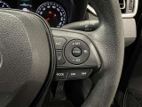 【ステアリングスイッチ】運転中に視線を前に向けたまま画面の操作できます。