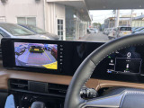 リバースギア連動の「バックビューカメラ」装備で後退時や駐車時も安心です。