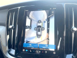 【360&deg;ビューカメラ】4台の高解像度カメラで360度の鳥瞰図を表示。隣の車や壁、死角にある障害物などを画面で確認できるため、狭いスペースでの駐車・出入りも安心です。