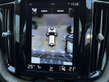 【360&deg;ビューカメラ】4台の高解像度カメラで360度の鳥瞰図を表示。隣の車や壁、死角にある障害物などを画面で確認できるため、狭いスペースでの駐車・出入りも安心です。
