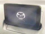 【マツダコネクトナビ】車内の雰囲気にマッチした一体型タイプのナビ。各種車輌設定やBluetooth再生等、様々な機能が楽しめます。直感的なダイヤル操作が可能で、使い勝手も良好です。