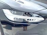 【LEDヘッドライト】明るく眩しいハイビームを先行車や対向車に照射しないオートハイビームを備えたLEDヘッドライト。北欧神話に登場するトールハンマーをモチーフにした、一目でボルボとわかるデザイン。