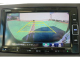 バックカメラを搭載しておりガイドラインも表示されますので車庫入れも安心ですね♪