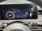 視認性の高いメーターで運転情報を的確に把握できます