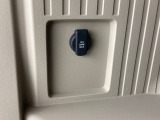 【アクセサリーソケット(電源ソケット)】電源からケーブルをつなげば、スマートフォンなどの電子機器の充電などを行うことができます!ゲーム機器や、カメラの充電にも便利ですね。