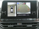 全周囲カメラで、クルマを上空から見下ろしているかのような映像を映し出します。周囲の状況がひと目でわかります!