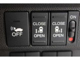 乗り降りラクラクな両側パワースライドドアが装備されてます。運転席からもリモート操作が可能です。外からはリモコンキーで開閉することができます。巻き込み防止機能もありますので安心です。