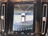 【360&deg;ビューカメラ】4台の高解像度カメラで360度の鳥瞰図を表示。隣の車や壁、死角にある障害物などを画面で確認できるため、狭いスペースでの駐車・出入りも安心です。