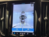 【360&deg;ビューカメラ】4台の高解像度カメラで360度の鳥瞰図を表示。隣の車や壁、死角にある障害物などを画面で確認できるため、狭いスペースでの駐車・出入りも安心です。