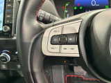 ステアリングにオーディオ操作スイッチが付いています。オーディオ画面に直接タッチしなくても操作が出来ますので、運転に集中できます。