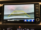 リバースギアに入れるだけで後方の表示へ切り替わります。夜間や雨の日の駐車も楽になりますよ。
