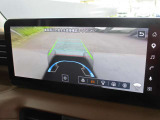 自車を真上から見下ろすように映し出すので周囲の状況が分かるアラウンドビューモニター搭載。フロントカメラとしても使用できます。車庫入れなど苦手な人の頼りになる助っ人です。