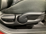 運転席にはドライバーの体型や好みに応じて前後方向だけでなく、高さの調整ができるシートリフターを装備!