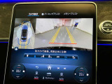 【全方位型モニター】クルマを上空から見下ろしているかのように、直感的に周囲の状況を把握できる全方位型モニター。狭い場所での駐車でも周囲が映像で確認できます。