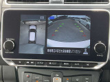 車を真上から見下ろしているかのように周囲の状況を把握して安心して駐車が行えるアラウンドビューモニターが付いています