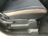 運転席シートリフター!ご自分の好きなシートポジションが取れるので運転が楽しくなりますし疲れにくいです。