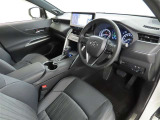 高級感のある美しいインテリアデザインの運転席です。