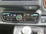 オートエアコン機能で、車内を自動的に、設定した温度に保ってくれます。