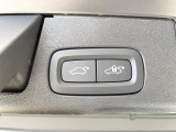 【パワーバックドア】スマートキーや運転席のボタンを押すだけでリアゲートが自動で開閉します!荷物を持っている時や、高い位置にあるバックドアを閉める際に便利な機能です。