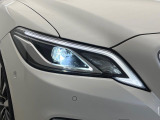 【LEDヘッドライト】悪天候や夜間走行時も良好な視界を確保し安心して運転できる高輝度LEDヘッドライトを装備!点灯速度が早く、消費電力も抑えられています。