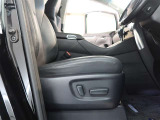 パワーシート搭載。微妙な調整が手軽にでき、ピッタリなポジションで運転することが可能です。