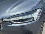 【LEDヘッドライト】明るく眩しいハイビームを先行車や対向車に照射しないオートハイビームを備えたLEDヘッドライト。北欧神話に登場するトールハンマーをモチーフにした、一目でボルボとわかるデザイン。