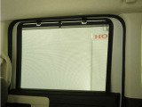 リアドアには【スクリーンサンシェード】が装備されています。日差しを和らげ、プライバシーの保護にも役立ちます。後部座席にお子様を乗車させるときも、ゆっくりお昼寝できます♪