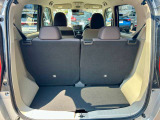 バックドアは大きく開きます。定員乗車時でも十分広いラゲッジスペースを確保しています。