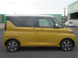 後部座席は両側スライドドアなので狭い駐車場でもお手軽に開閉可能!!乗り降りも安心です!!