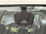 【エマージェンシーブレーキ】走行中に前方の車両等を認識し、衝突しそうな時は警報とブレーキで衝突回避と被害軽減をアシスト。より安全にドライブをお楽しみいただけます。