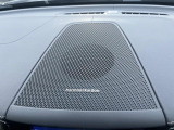 【harman kardon】ハーマンカードンのHi-Fiスペシャリストと共に、モデル別に開発・設計された専用チューニングが臨場感溢れる音響空間を実現しています。