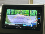 【バックカメラ】駐車時に後方がリアルタイム映像で確認できます。大型商業施設や立体駐車場での駐車時や、夜間のバック時に大活躍!運転スキルに関わらず、今や必須となった装備のひとつです!