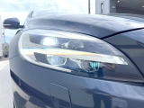 【LEDヘッドライト】明るく眩しいハイビームを先行車や対向車に照射しないオートハイビームを備えたLEDヘッドライト。北欧神話に登場するトールハンマーをモチーフにした、一目でボルボとわかるデザイン。
