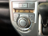 【オートエアコン】一度お好みの温度に設定すれば、車内の温度を検知し風量や温度を自動で調整。暑い&hellip;寒い&hellip;と何度もスイッチ操作をする必要はありません。快適な車内空間には必須の機能ですね♪