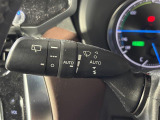 【オートワイパー(AUTO)】雨が降り出した時に、雨滴検出用センサー(レインセンサー)が雨滴を感知すると、自動でワイパーが動作します。
